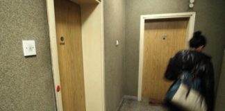 Zavezali mu majku u stanu, a on se onesvijestio