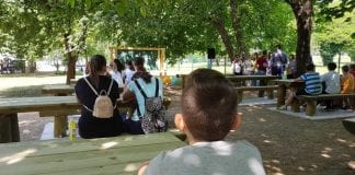 FOTO: Nastava u hladu trešnje za učenike iz Savskog Gaja potpuno je uobičajena