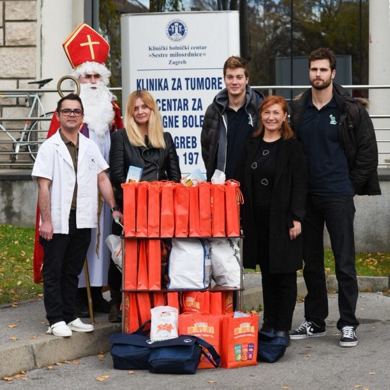 ZAŠTITNIK DJECE I VATERPOLISTI MLADOSTI DAROVIMA RAZVESELILI DJECU