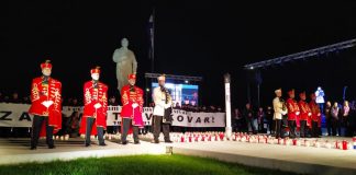 Ulica grada Vukovara puna svijeća, Zagrepčani ih pale u spomen na žrtve Vukovara i Škabrnje