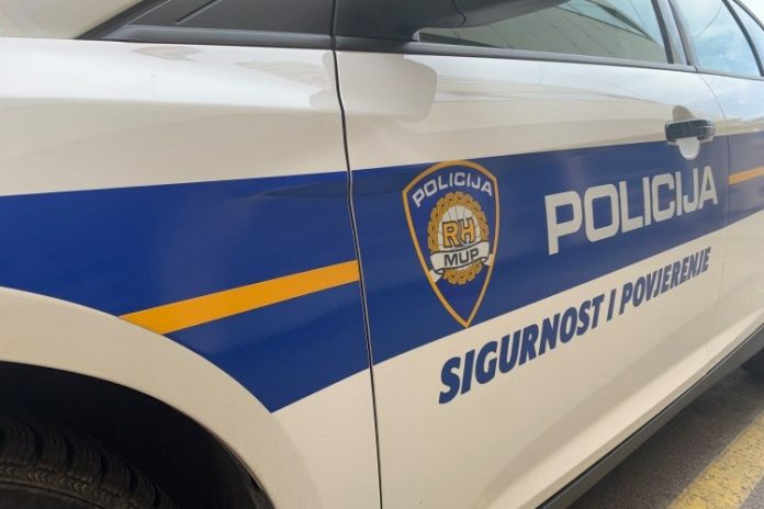 foto ilustracija - pol auto