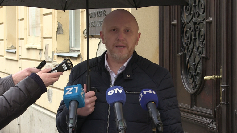 Renato Petek ispred Starogradske vijećnice predstavio svoje prijedloge za novu sjednicu Gradske skupštine osvrnuvši se na nedavno dobivenu prijeteću poruku