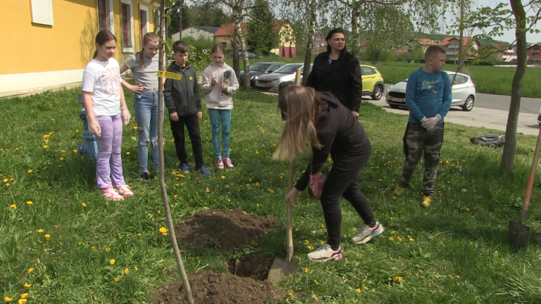 Učenici Osnovne škole Granešina posadili stabla povodom Dana planeta zemlje