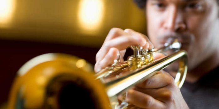 sviranje-trube-4fd590911f5e34a2f5f2a8c28894d246_view_article_new