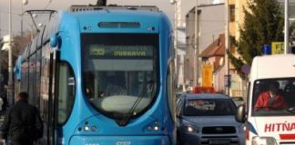 Tramvaj broj 11 pokupio dva auta u Dubravi