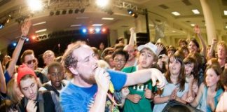 Stiže glazbenik čiji nastupi graniče s incidentom