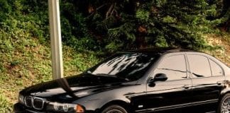 Vozio se BMW-om u `rikverc` i udario staricu