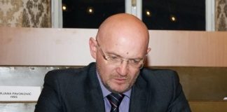 Smeta li vam što vas snimaju dok čekate autobus?