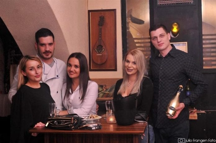 10 Drago Bošnjak i Luka Elezović (Red red wine bar) s prijateljicama