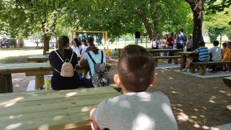 FOTO: Nastava u hladu trešnje za učenike iz Savskog Gaja potpuno je uobičajena