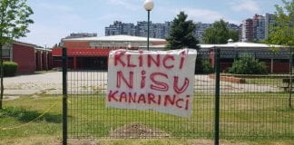 FOTO: Zaštitari u Travnom “čuvaju” ogradu oko škole koju bijesni stanovnici trgaju