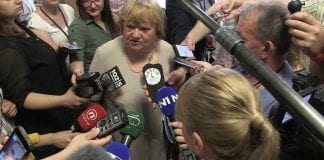 Esih i Mrak-Taritaš pružile jedna drugoj ruku i čestitale