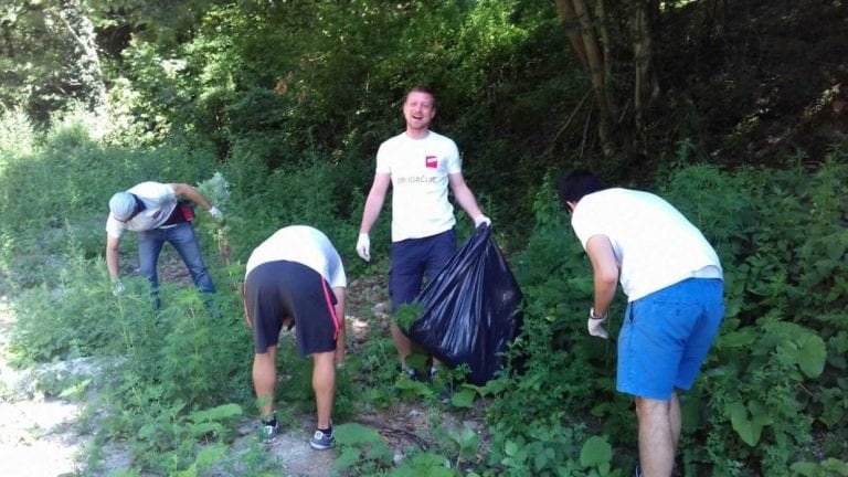 FOTO: Etlinger i drugačija ekipa zasukali rukave i u Markuševcu uklanjali ambroziju
