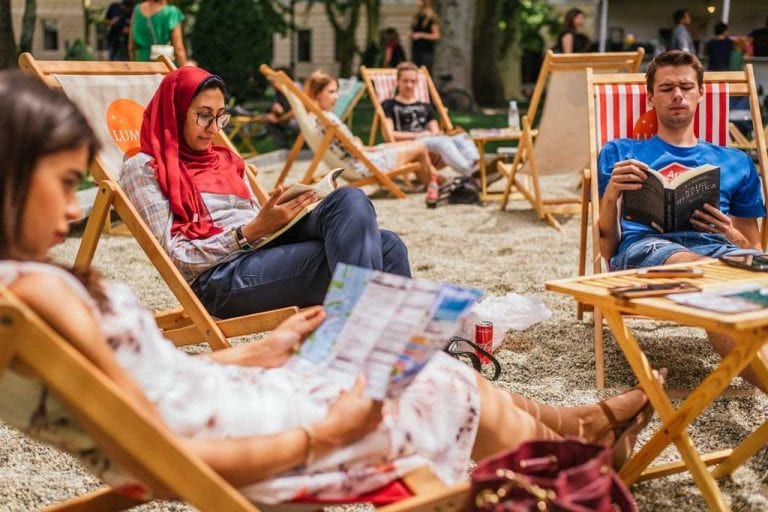 Kokteli, ležaljke i knjige uselili na Zrinjevac: Zagreb dobio najšareniju plažu u zemlji