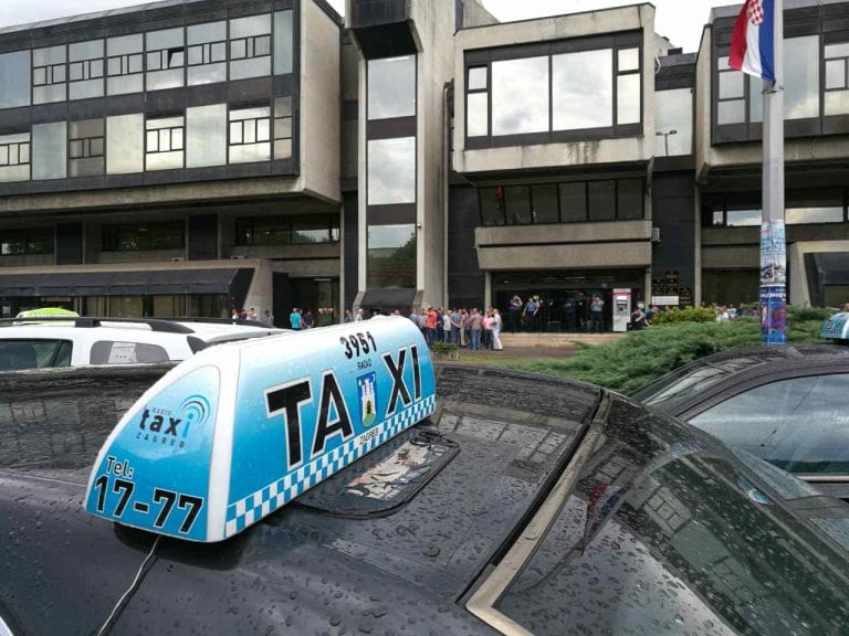 VIDEO Zagrebački taksist pita: “Kaj je biciklist sudionik u prometu? Čime?”