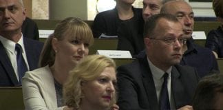 Hasanbegović postavio komunalno pitanje: “Kada će se zamijeniti još jedna ploča s imenom Trga maršala Tita?”