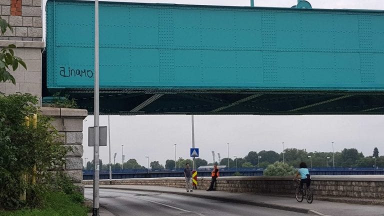 NISU DOBRO PAZILI NA HENDRIXA: Na Zelenom željezničkom mostu osvanuo natpis “Dinamo”