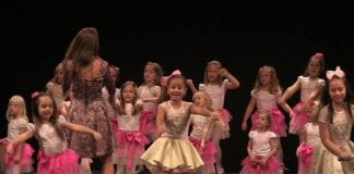 EDUKACIJE NIKAD DOVOLJNO: Školarci kroz mjuzikl ‘Đak veseljak i prometni znak’ učili o prometnom ponašanju