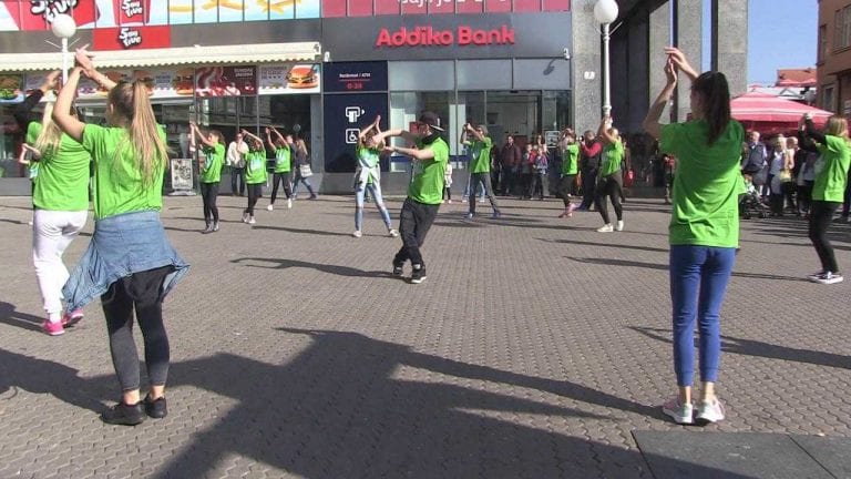 JUTARNJI FLASH MOB NA TRGU: Zagrepčani su se iznenada rasplesali