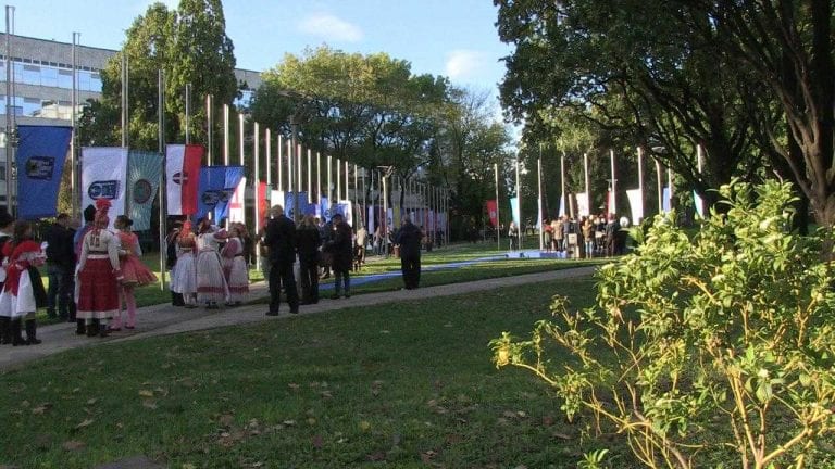 I dalje traje ljubav prema zastavama, park pored Gradske uprave ukrašen s njih 45