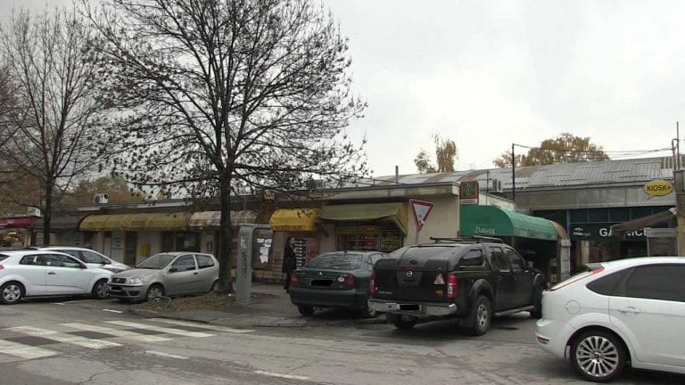 Nepropisno parkirani automobili- problem tržnice u Gajnicama