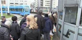 ČEKANJE U REDOVIMA NA ZET PRODAJNIM MJESTIMA: Započelo izdavanje besplatnih godišnjih kupona za 2018. godinu