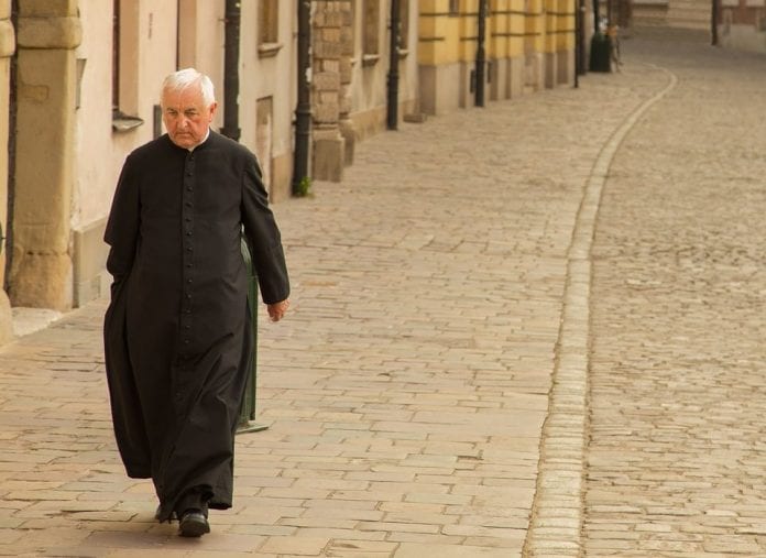 priest-1713035_960_720