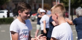 LONGITUDINALNA STUDIJA TJELESNE AKTIVNOSTI OTKRIVA: 80 posto srednjoškolaca previše slobodnog vremena provodi pred ekranom