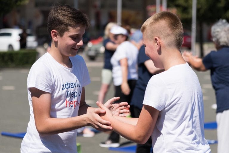 LONGITUDINALNA STUDIJA TJELESNE AKTIVNOSTI OTKRIVA: 80 posto srednjoškolaca previše slobodnog vremena provodi pred ekranom