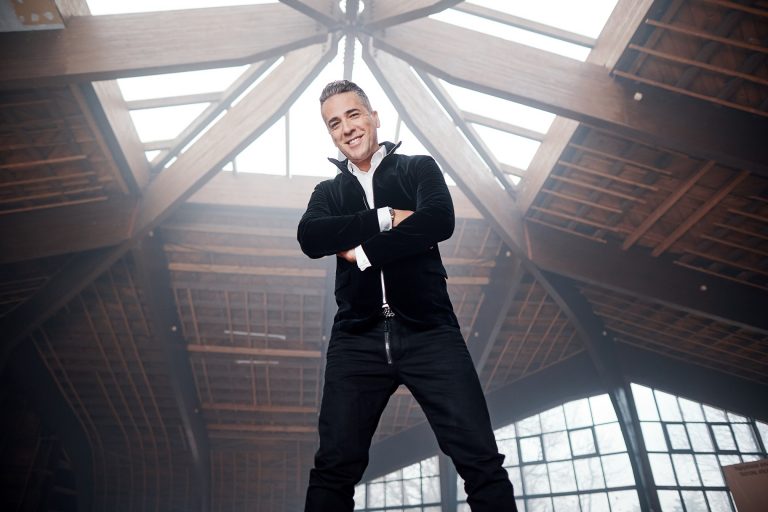 Željko Joksimović, uoči dvostrukog koncertnog spektakla u Areni Zagreb, objavio spot za novu pjesmu ‘Možda je to ljubav’