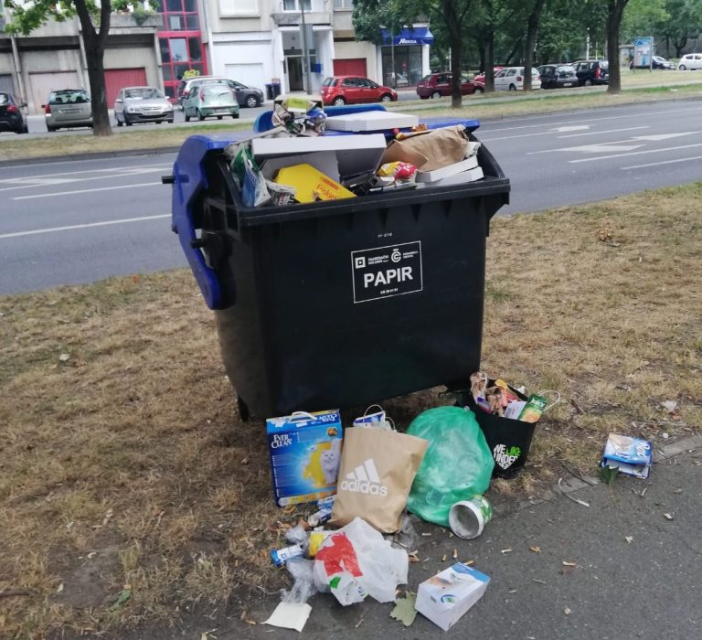 FOTO: Građani Travnog žale se na pretrpane kontejnere za papir, a Čistoće ni na vidiku