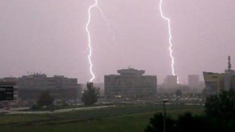 Zagreb pogodilo nevrijeme uz obilnu kišu i tuču