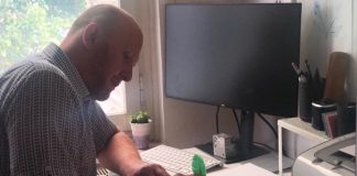 Gradski zastupnik Renato Petek vježba krasopis pišući primjedbe na GUP