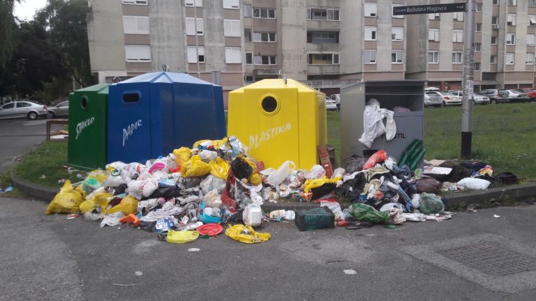 Smeće u Travnom razbacuje se po cesti mjesecima