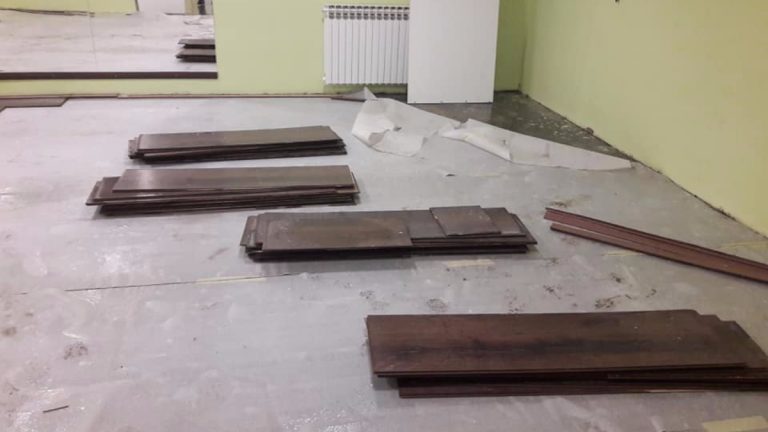 Volonteri pomažu Malom zmaju: Laminat je bačen, voda usisana, a odazvao se i 11-godišnji dječak