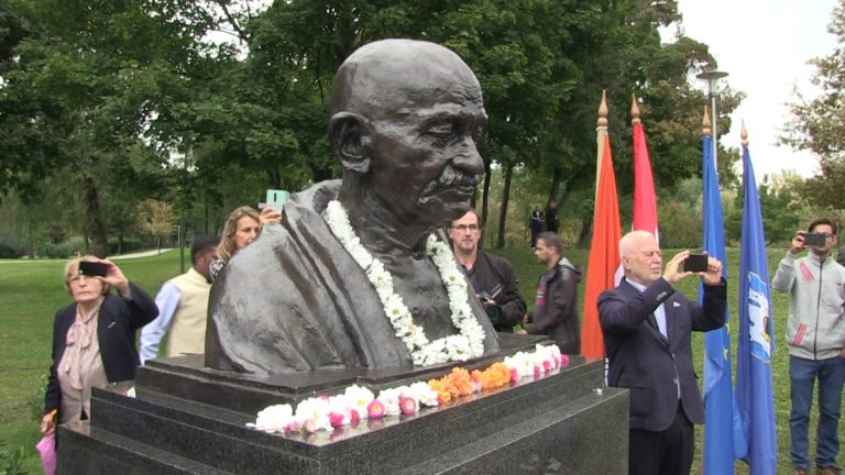 Na Bundeku otkrivena bista Mahatme Ghandija