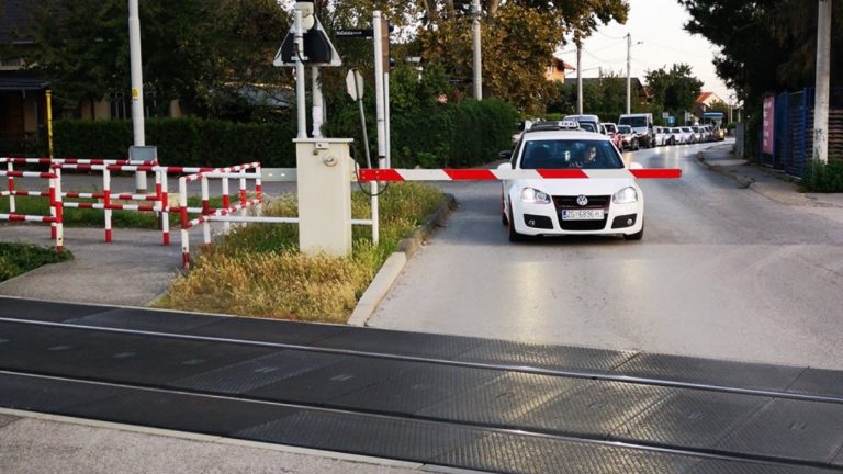 Stanari Trnave počinju prikupljati potpise zbog 45-minutnih čekanja na pružnom prijelazu