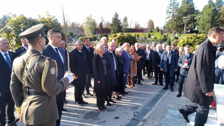 Hrvatska slavi Dan neovisnosti, državni vrh položio vijence na Mirogoju