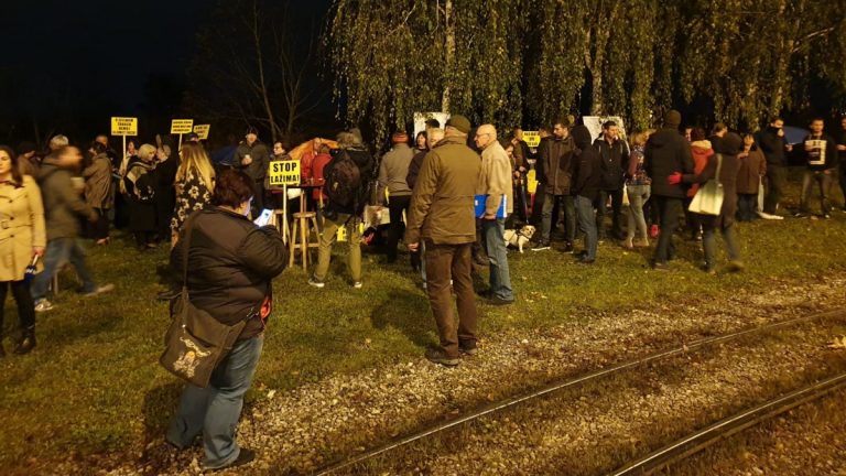 Građani prosvjeduju na okretištu tramvaja u Prečkom: Njih stotinjak došlo dati podršku obitelji Maršanić