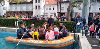 Mališane oduševili njihovi heroji: Vatrogasci pokazali kako ne gasiti požar u kuhinji i još puno korisnih stvari