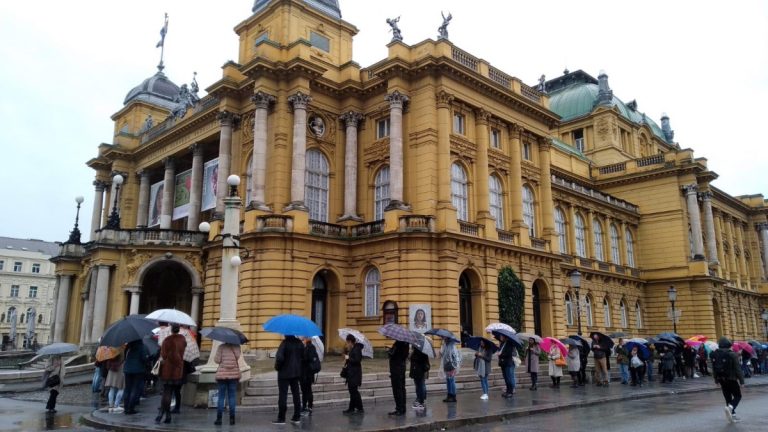 Nepregledan red ispred HNK: Počela prodaja karata za Orašara