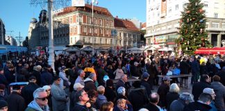 FOTO: Građani pohrlili po besplatnu porciju bakalara