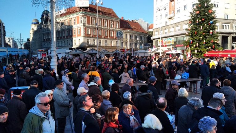 FOTO: Građani pohrlili po besplatnu porciju bakalara