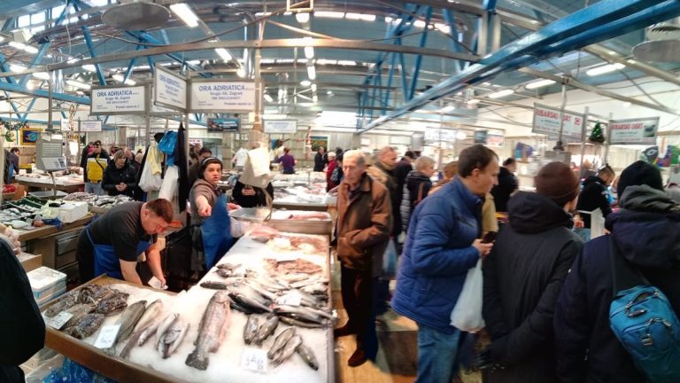 FOTO: Nikad bogatija ponuda ribe i morskih plodova na Dolcu
