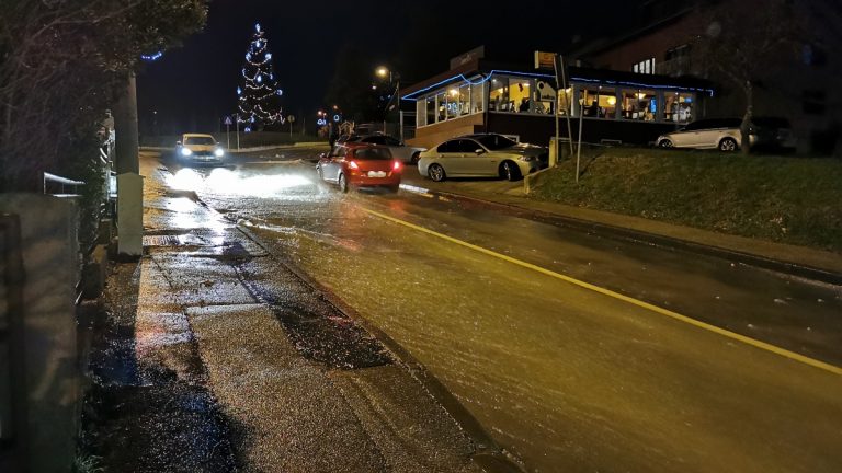 Puknula cijev u Šestinama, niz Šestinsku cestu teče ‘rijeka’