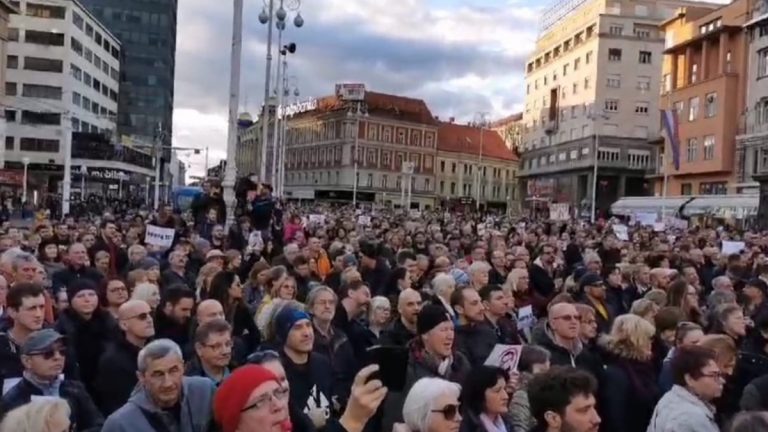 Tisuće prosvjeduju protiv Bandića, tramvaji ne voze preko Trga