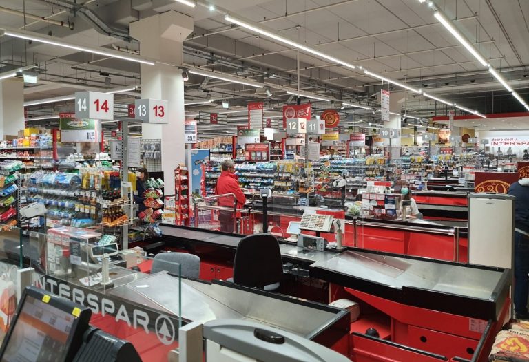 Svi djelatnici SPAR-a koji su u kontaktu s kupcima od danas su zaštićeni barijerama