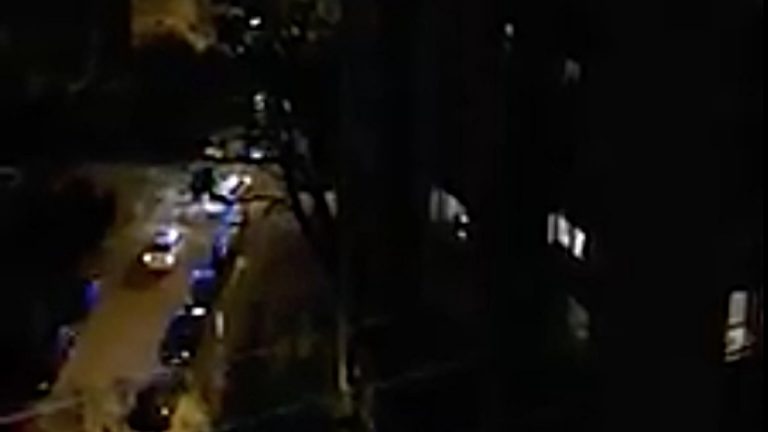 Trnsko je večeras gorilo: Stanari pjevali Moja domovina, policajci upalili rotirke