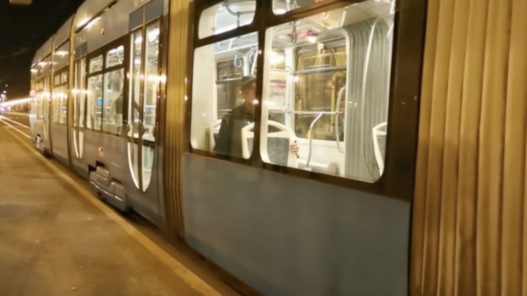 VIDEO Uvode se veće mjere zaštite vozača ZET-a, a putnici su prisiljeni dodirivati gumbe jer se ne otvaraju sva vrata