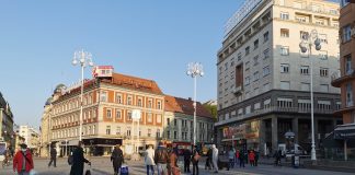 Zagrepčani u dugim redovima čekaju otvaranje tržnice i ribarnice na Dolcu